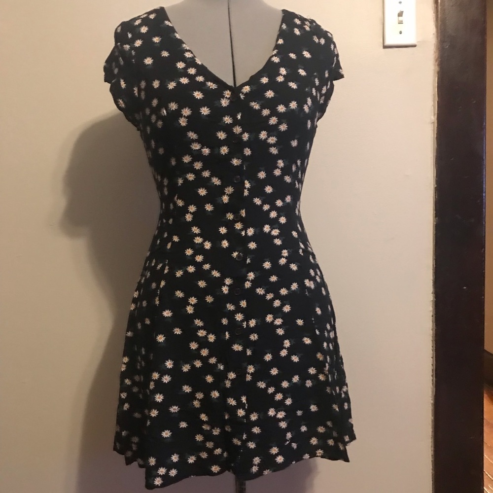Daisy patterned button down dress!